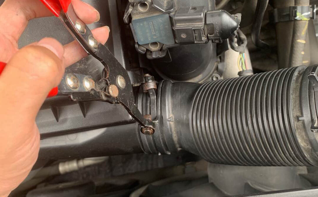 Методы демонтажа различных типов хомутов для автомобилей